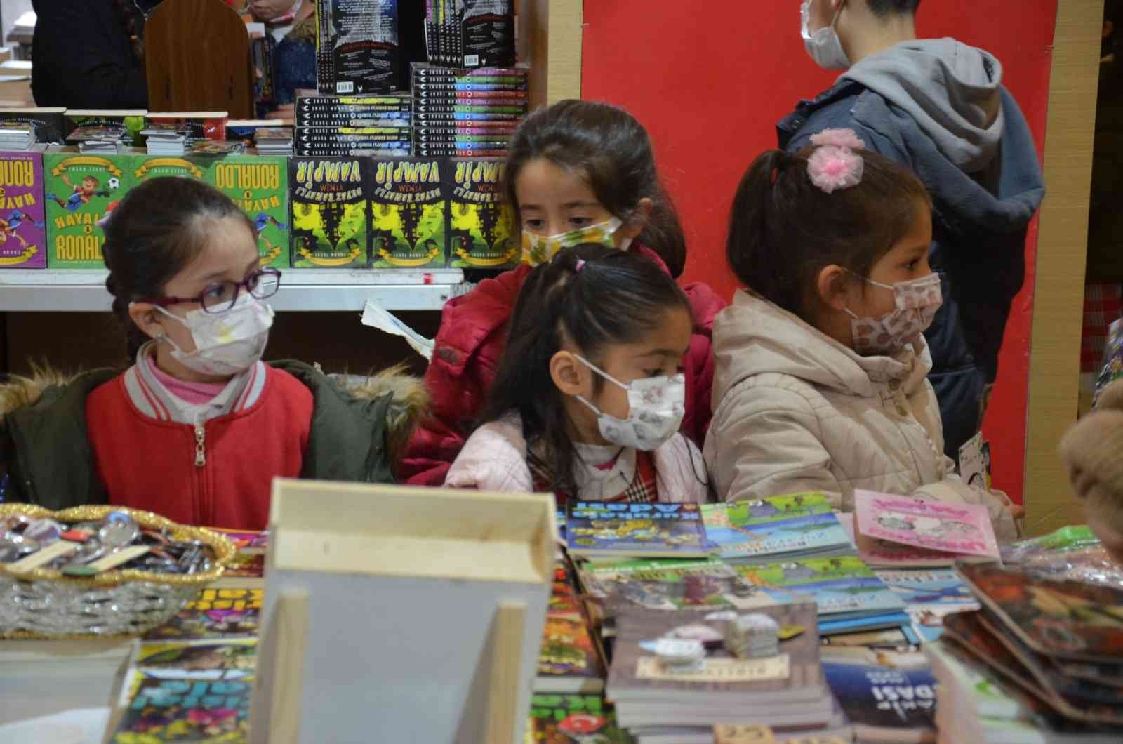 Kocaeli’de Dilovası Belediyesi tarafından 4’üncüsü düzenlenen Kitap Fuarı ziyaretçilere kapılarını açtı. Dilovası Kitap Fuarı, 100 yayınevinin ...