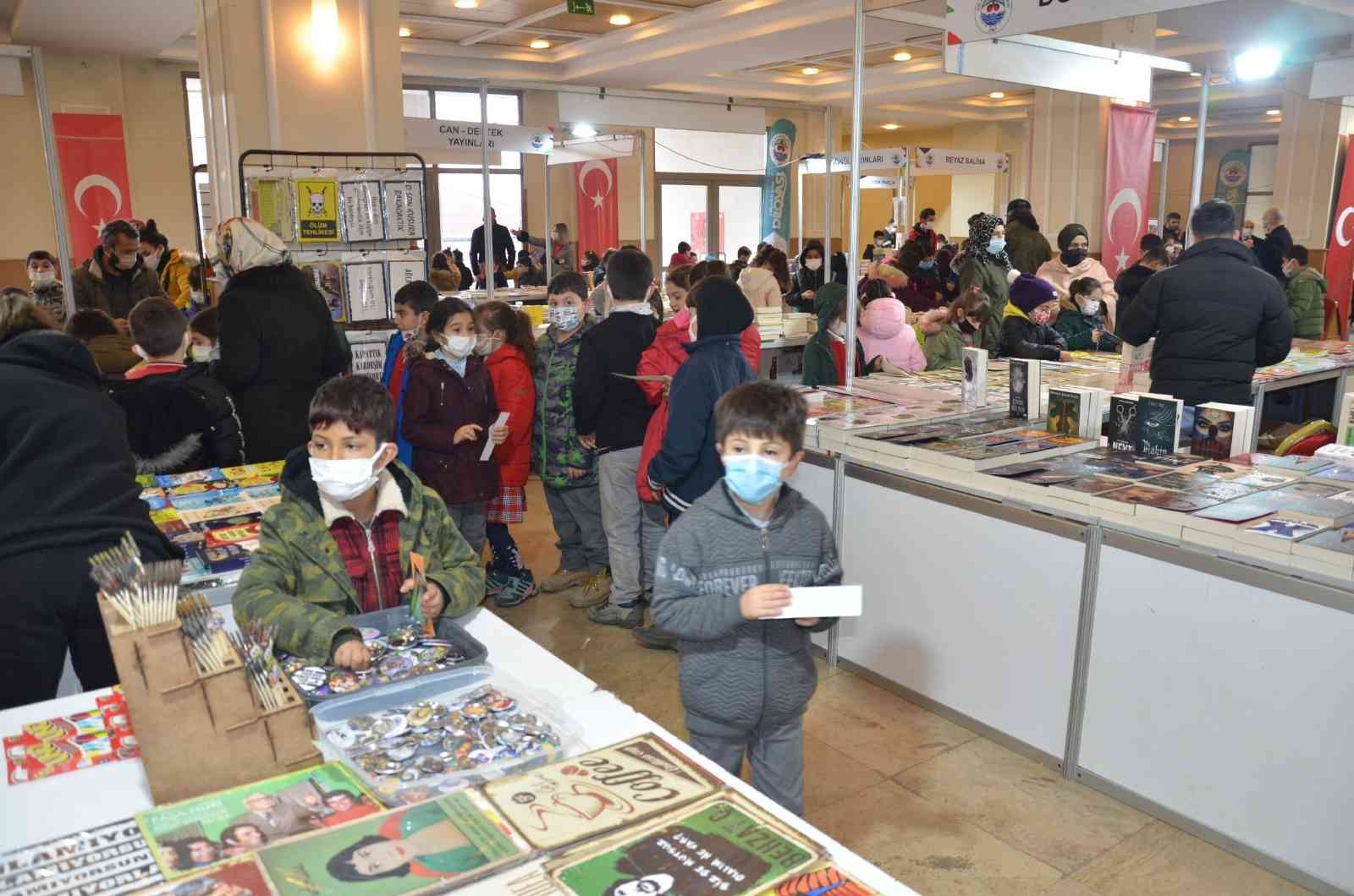 Kocaeli’de Dilovası Belediyesi tarafından 4’üncüsü düzenlenen Kitap Fuarı ziyaretçilere kapılarını açtı. Dilovası Kitap Fuarı, 100 yayınevinin ...