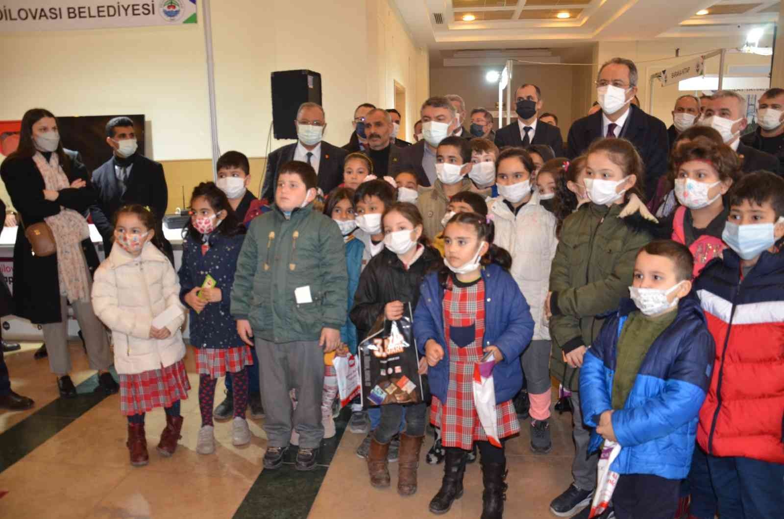 Kocaeli’de Dilovası Belediyesi tarafından 4’üncüsü düzenlenen Kitap Fuarı ziyaretçilere kapılarını açtı. Dilovası Kitap Fuarı, 100 yayınevinin ...