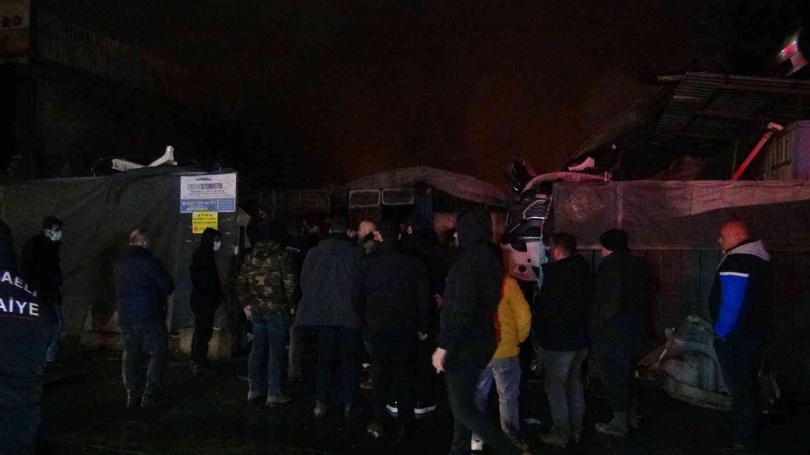 Kocaeli’nin İzmit ilçesinde yedek parça dükkanında çıkan ve 6 iş yerine sıçrayan yangında bir kişi dumandan etkilenirken bazı araçlar ise yandı ...