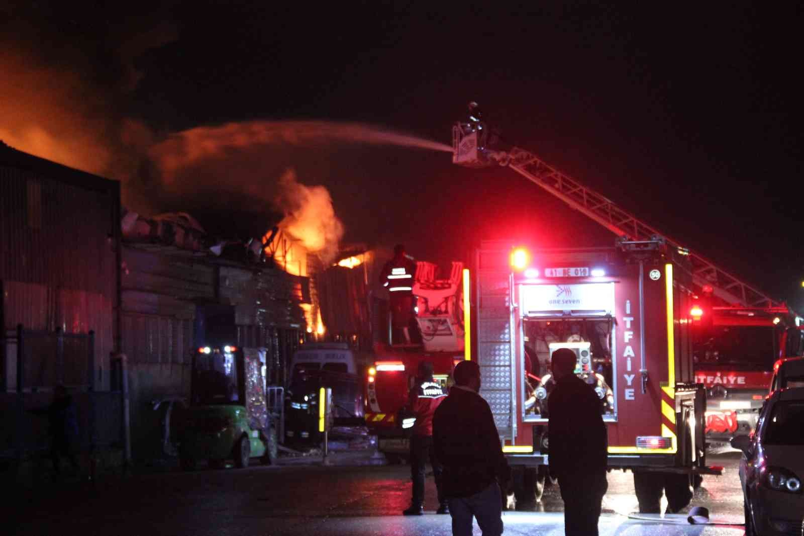 Kocaeli’nin İzmit ilçesinde yedek parça dükkanında çıkan ve 6 iş yerine sıçrayan yangında bir kişi dumandan etkilenirken bazı araçlar ise yandı ...