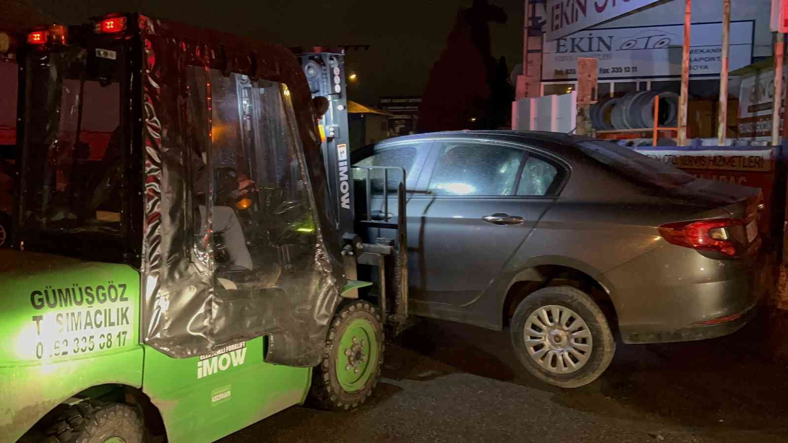 Kocaeli’nin İzmit ilçesinde yedek parça dükkanında çıkan ve 6 iş yerine sıçrayan yangında bir kişi dumandan etkilenirken bazı araçlar ise yandı ...