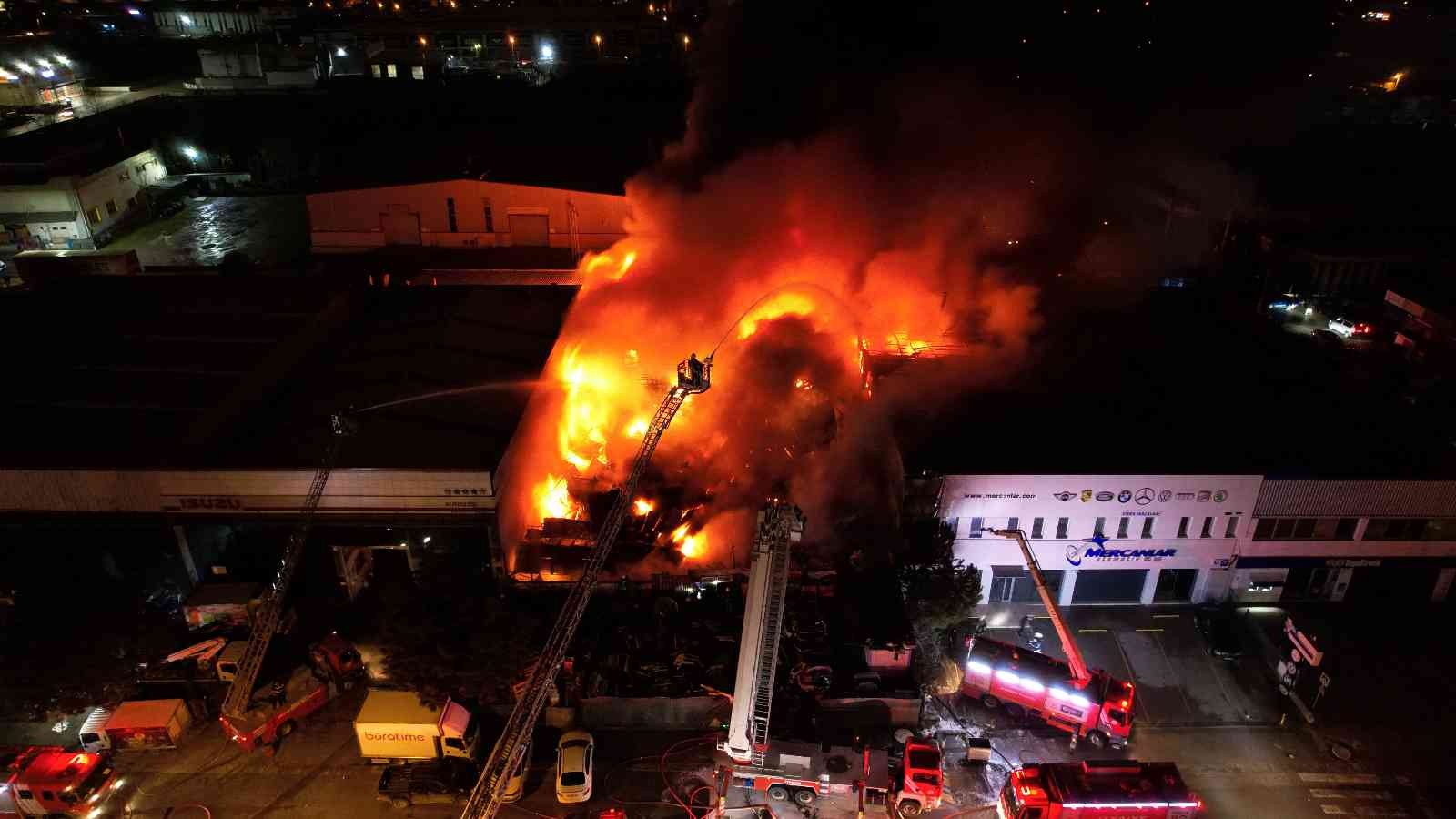 Kocaeli’nin İzmit ilçesinde yedek parça dükkanında çıkan ve 6 iş yerine sıçrayan yangında bir kişi dumandan etkilenirken bazı araçlar ise yandı ...