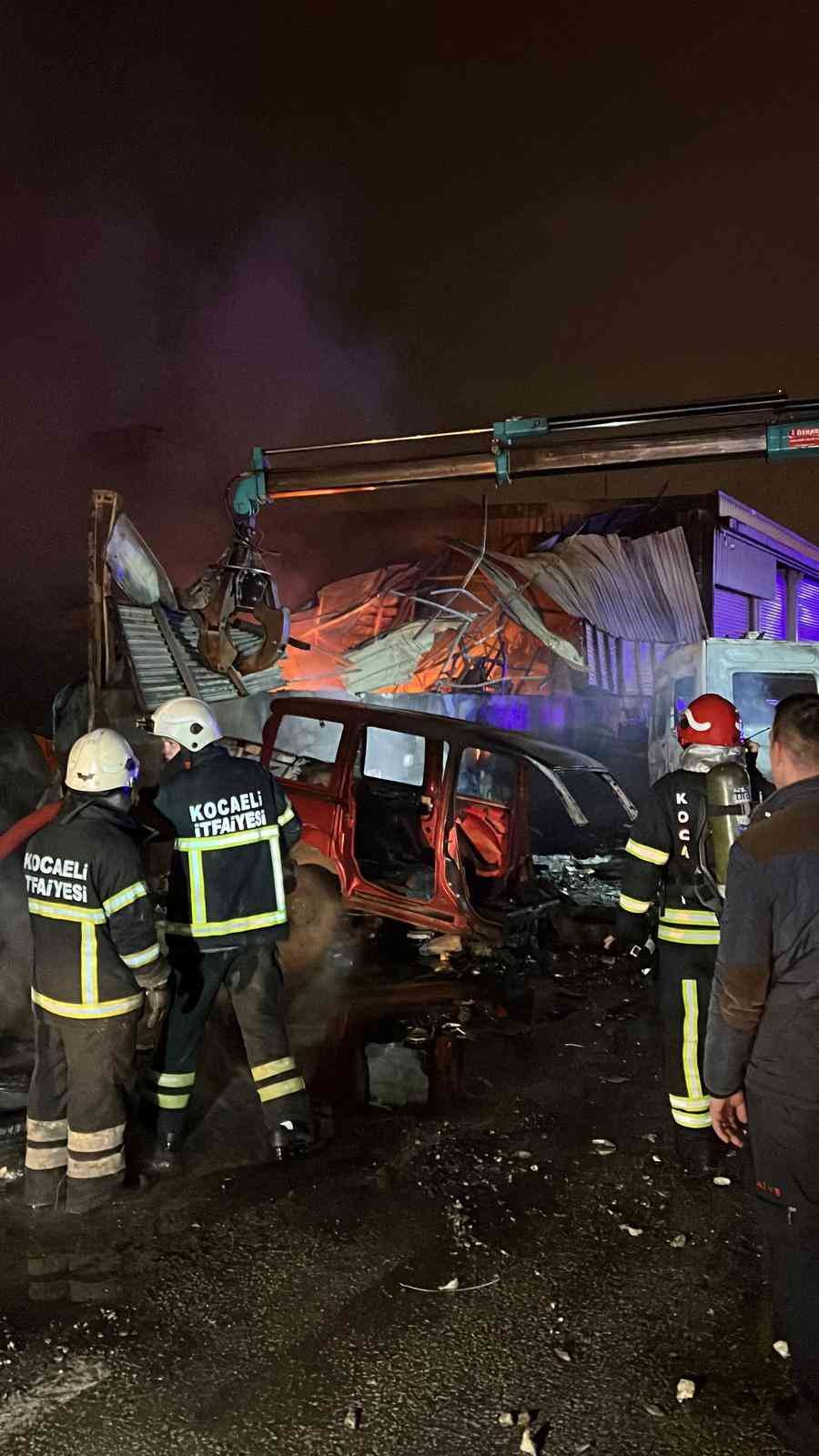 Kocaeli’nin İzmit ilçesinde yedek parça dükkanında çıkan ve 6 iş yerine sıçrayan yangında bir kişi dumandan etkilenirken bazı araçlar ise yandı ...