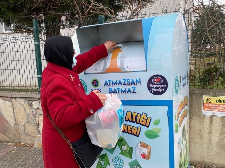 Süleymanpaşa Belediyesi, geri dönüştürülebilir atıkların ekonomiye kazandırılması ve çevre kirliliğinin önlenmesi hedeflerini ortaya koyan Sıfır ...