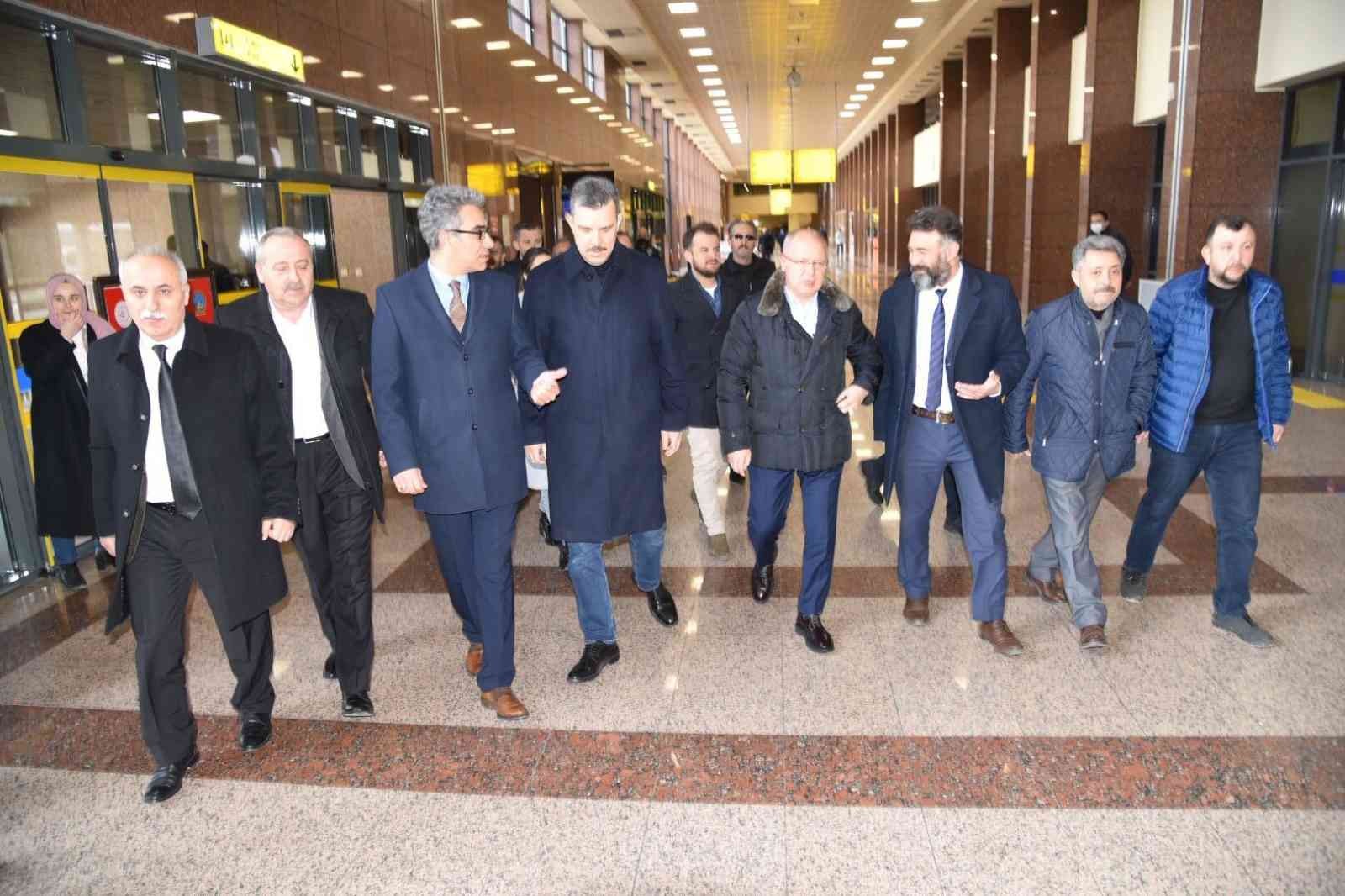 AK Parti Bursa İl Başkanı Davut Gürkan, "Yenişehir Havalimanımızda ara verilen bir seferimiz yok, seferlerimiz devam ediyor” dedi. AK Parti ...