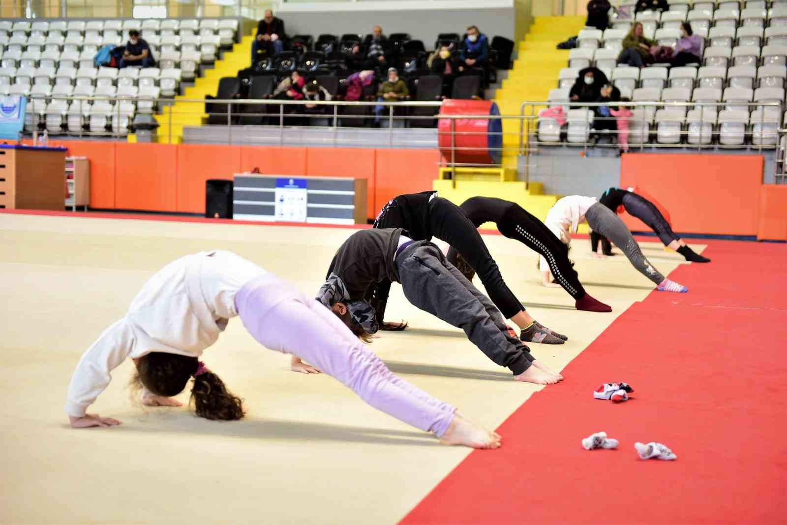 Yıldırım Belediyesi Naim Süleymanoğlu Spor Kompleksi’nde haftanın 6 günü 3-9 yaş grubundaki çocuklara cimnastik eğitimi veriliyor. ‘365 Gün Spor ...