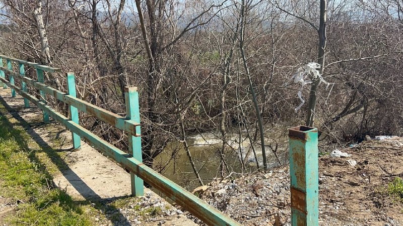 Bursa’nın İznik ilçesinde 4 köye giden yoldaki köprünün demirleri çalındı. Çiftçiler duruma tepki gösterdi. Bursa’nın İznik ilçesinde 4 köye tek ...