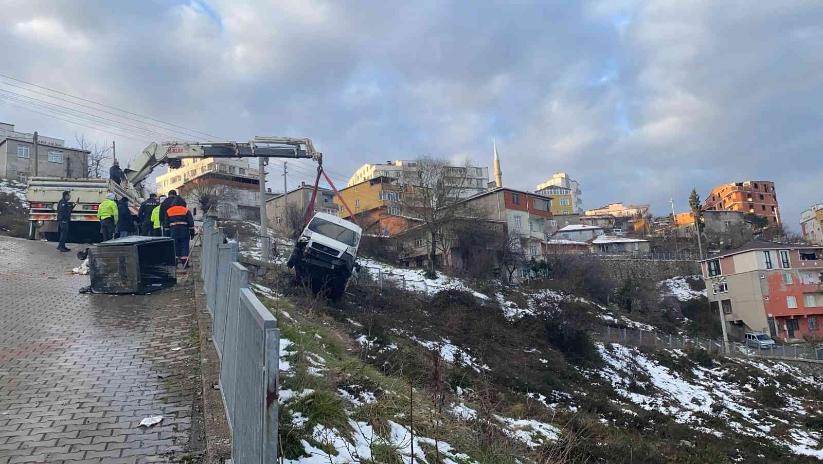 Kocaeli’nin Gebze ilçesinde yokuş aşağıya inerken yoldan çıkan servis minibüsü, yoldan çıkarak takla attı. Kaza sonrasında minibüsün sürücüsü ...