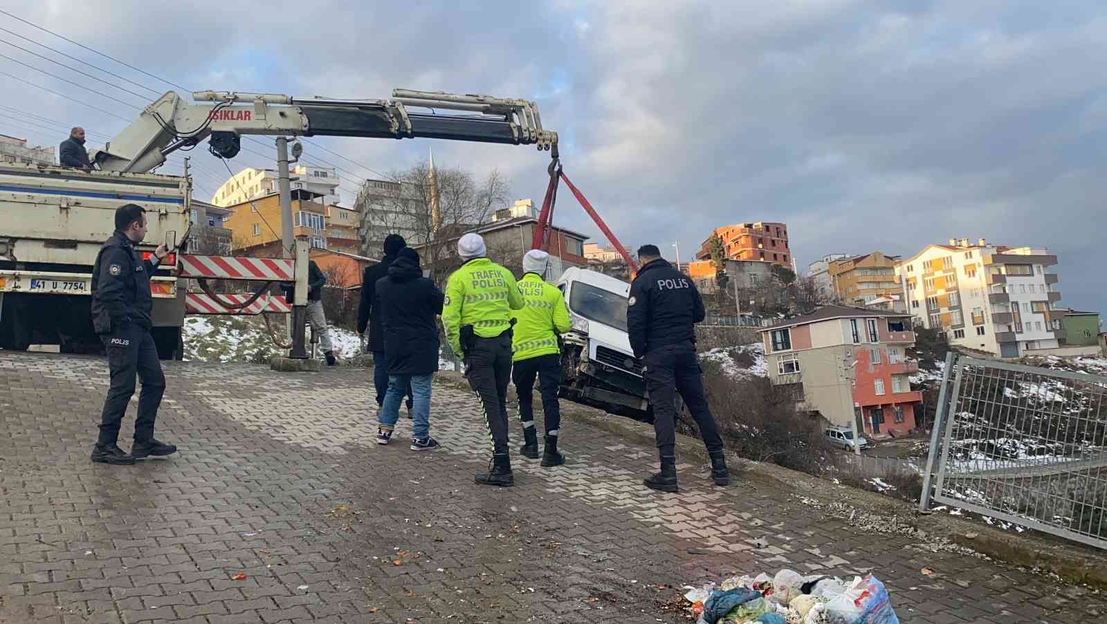 Kocaeli’nin Gebze ilçesinde yokuş aşağıya inerken yoldan çıkan servis minibüsü, yoldan çıkarak takla attı. Kaza sonrasında minibüsün sürücüsü ...