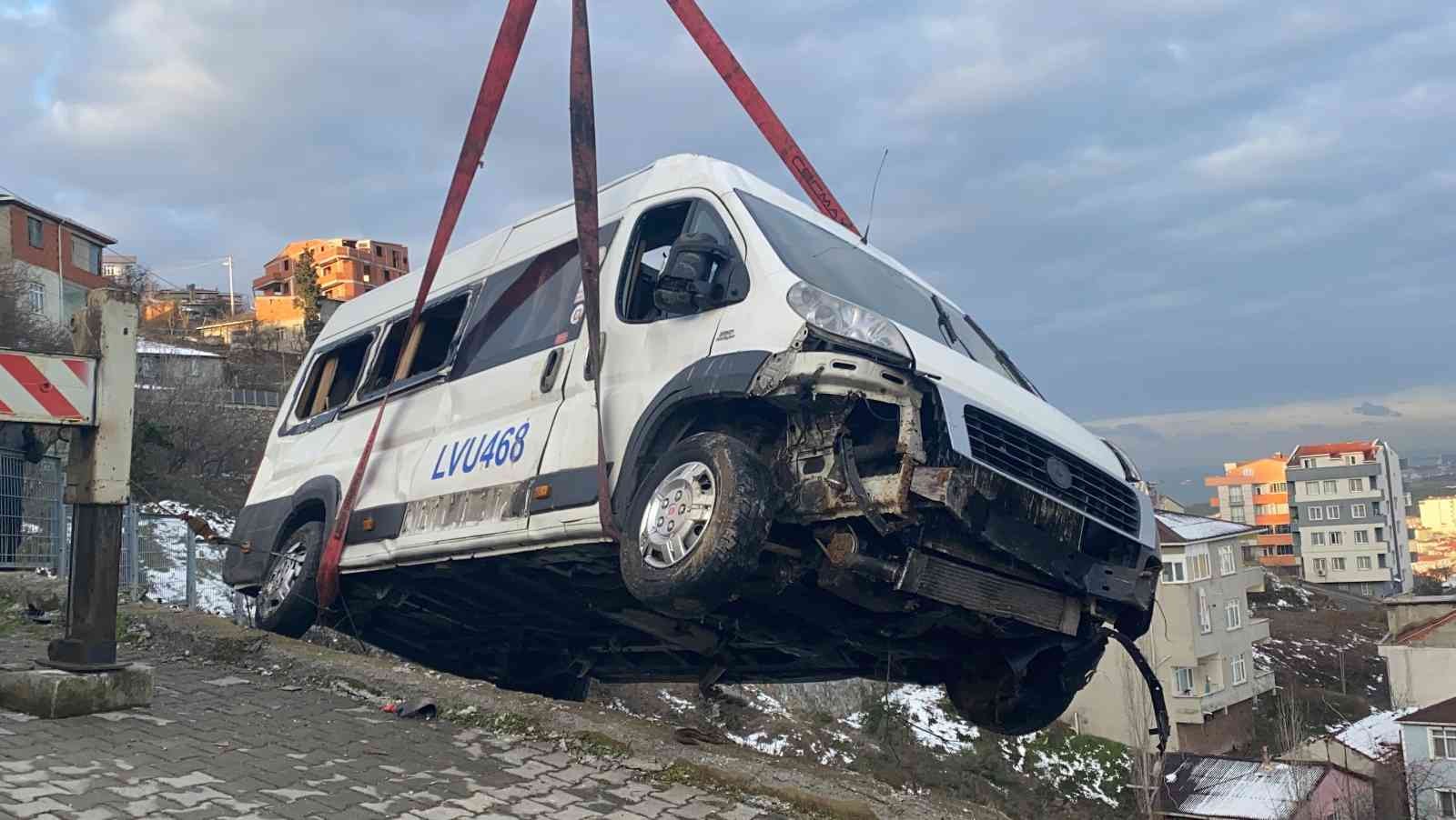 Kocaeli’nin Gebze ilçesinde yokuş aşağıya inerken yoldan çıkan servis minibüsü, yoldan çıkarak takla attı. Kaza sonrasında minibüsün sürücüsü ...