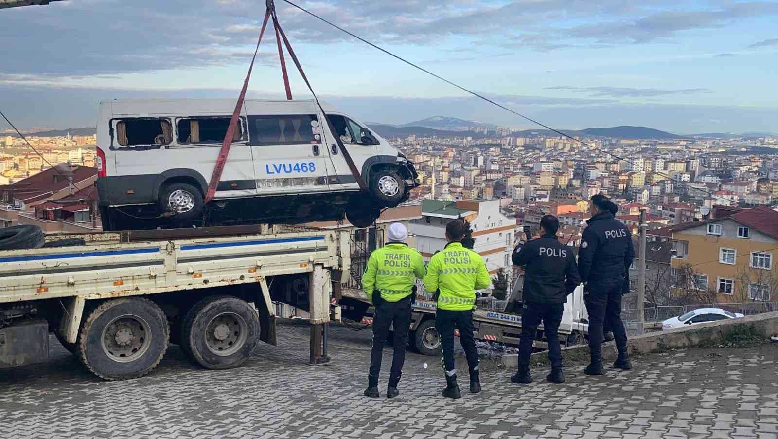 Kocaeli’nin Gebze ilçesinde yokuş aşağıya inerken yoldan çıkan servis minibüsü, yoldan çıkarak takla attı. Kaza sonrasında minibüsün sürücüsü ...