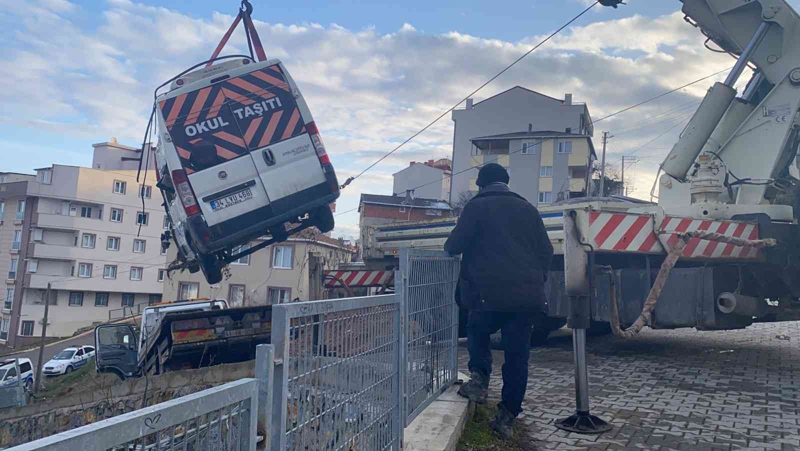 Kocaeli’nin Gebze ilçesinde yokuş aşağıya inerken yoldan çıkan servis minibüsü, yoldan çıkarak takla attı. Kaza sonrasında minibüsün sürücüsü ...