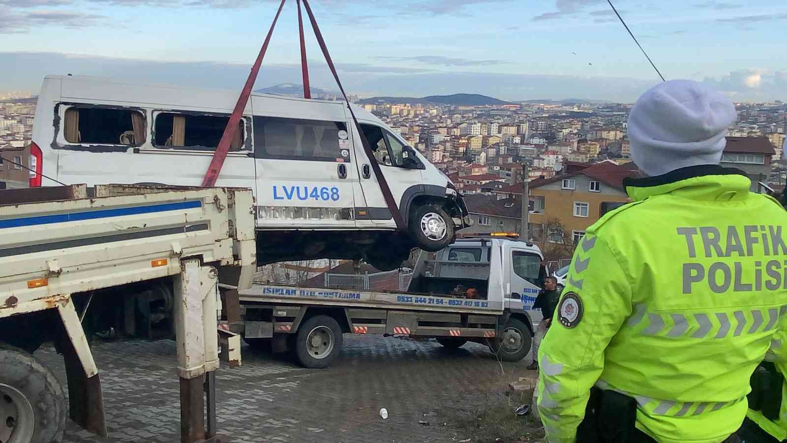 Kocaeli’nin Gebze ilçesinde yokuş aşağıya inerken yoldan çıkan servis minibüsü, yoldan çıkarak takla attı. Kaza sonrasında minibüsün sürücüsü ...