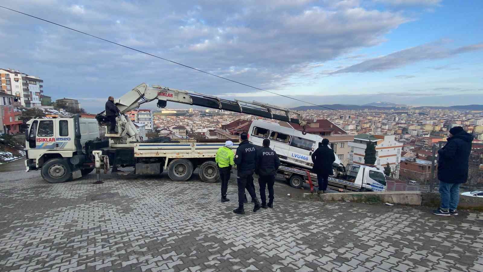 Kocaeli’nin Gebze ilçesinde yokuş aşağıya inerken yoldan çıkan servis minibüsü, yoldan çıkarak takla attı. Kaza sonrasında minibüsün sürücüsü ...