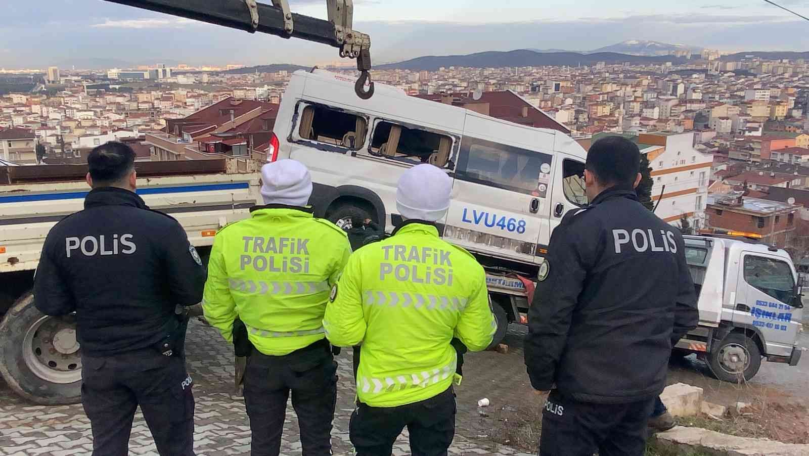 Kocaeli’nin Gebze ilçesinde yokuş aşağıya inerken yoldan çıkan servis minibüsü, yoldan çıkarak takla attı. Kaza sonrasında minibüsün sürücüsü ...