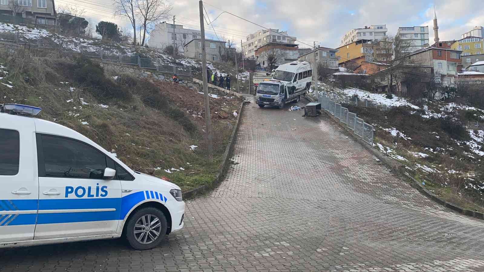 Kocaeli’nin Gebze ilçesinde yokuş aşağıya inerken yoldan çıkan servis minibüsü, yoldan çıkarak takla attı. Kaza sonrasında minibüsün sürücüsü ...