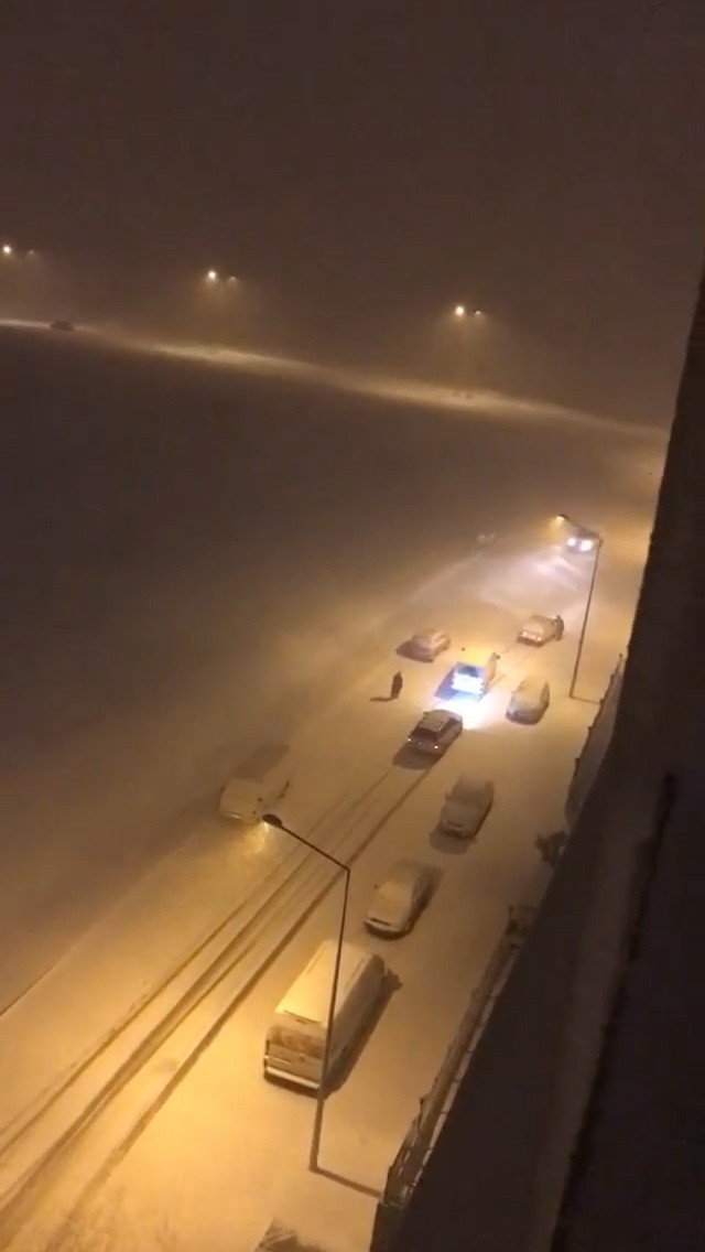 Balıkesir’de gece saatlerinden itibaren şiddetini artıran kar yağışı kenti beyaza bürüdü. Şehrin birçok noktasında buzlanma ve don oluştu ...