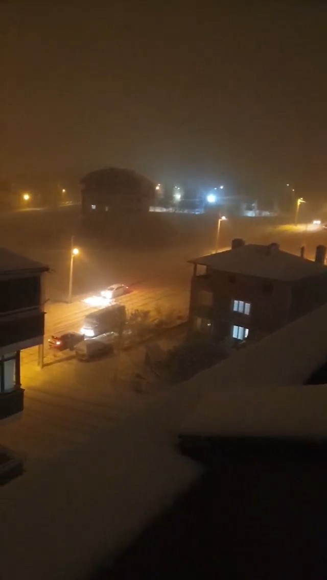 Balıkesir’de gece saatlerinden itibaren şiddetini artıran kar yağışı kenti beyaza bürüdü. Şehrin birçok noktasında buzlanma ve don oluştu ...