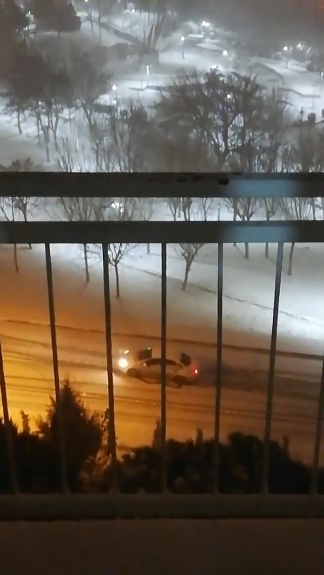 Balıkesir’de gece saatlerinden itibaren şiddetini artıran kar yağışı kenti beyaza bürüdü. Şehrin birçok noktasında buzlanma ve don oluştu ...