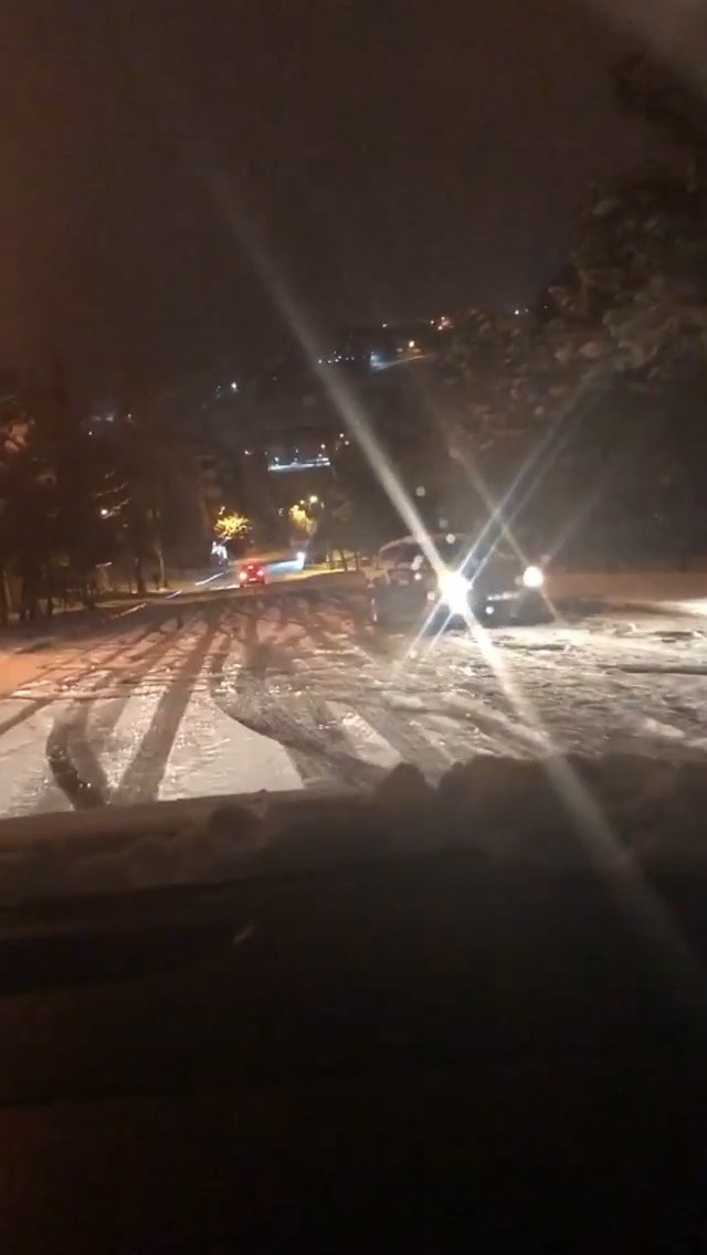 Balıkesir’de gece saatlerinden itibaren şiddetini artıran kar yağışı kenti beyaza bürüdü. Şehrin birçok noktasında buzlanma ve don oluştu ...