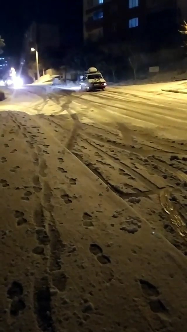 Balıkesir’de gece saatlerinden itibaren şiddetini artıran kar yağışı kenti beyaza bürüdü. Şehrin birçok noktasında buzlanma ve don oluştu ...