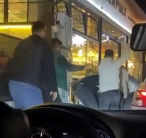 Sakarya’nın Serdivan ilçesinde kafelerin bulunduğu sokak üzerinde ‘yol verme’ sebebi ile çıktığı iddia edilen kavgada yumruklar havada uçuştu ...