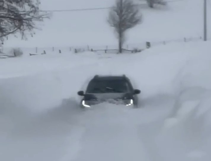 Bursa’nın İznik ilçesinde etkili olan kar yağışı nedeniyle kar kalınlığı 1 metreye ulaşırken, yolda ilerlemek isteyen bir cipin kara gömüldüğü ...