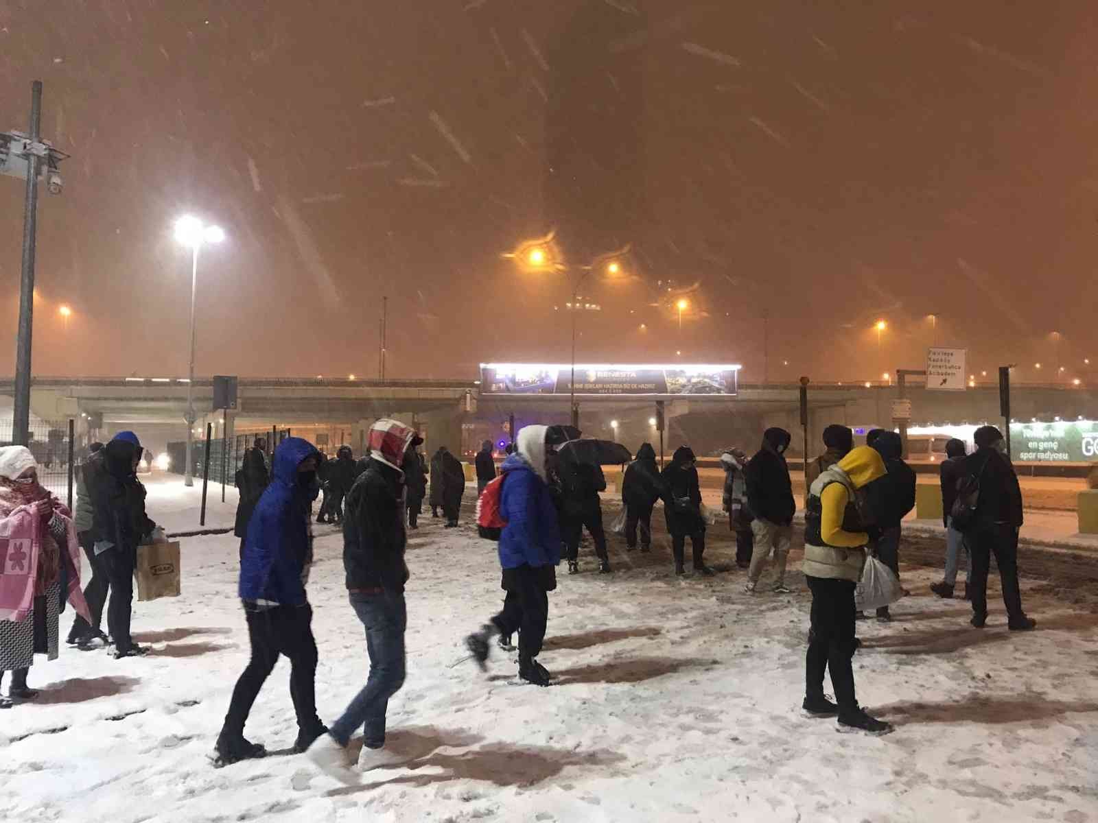 İstanbul’da kent genelinde kar yağışı etkisini attırmaya devam ediyor. Yoğun kar yağışı hayatı olumsuz etkilerken, otobüs seferlerinin aksaması ...