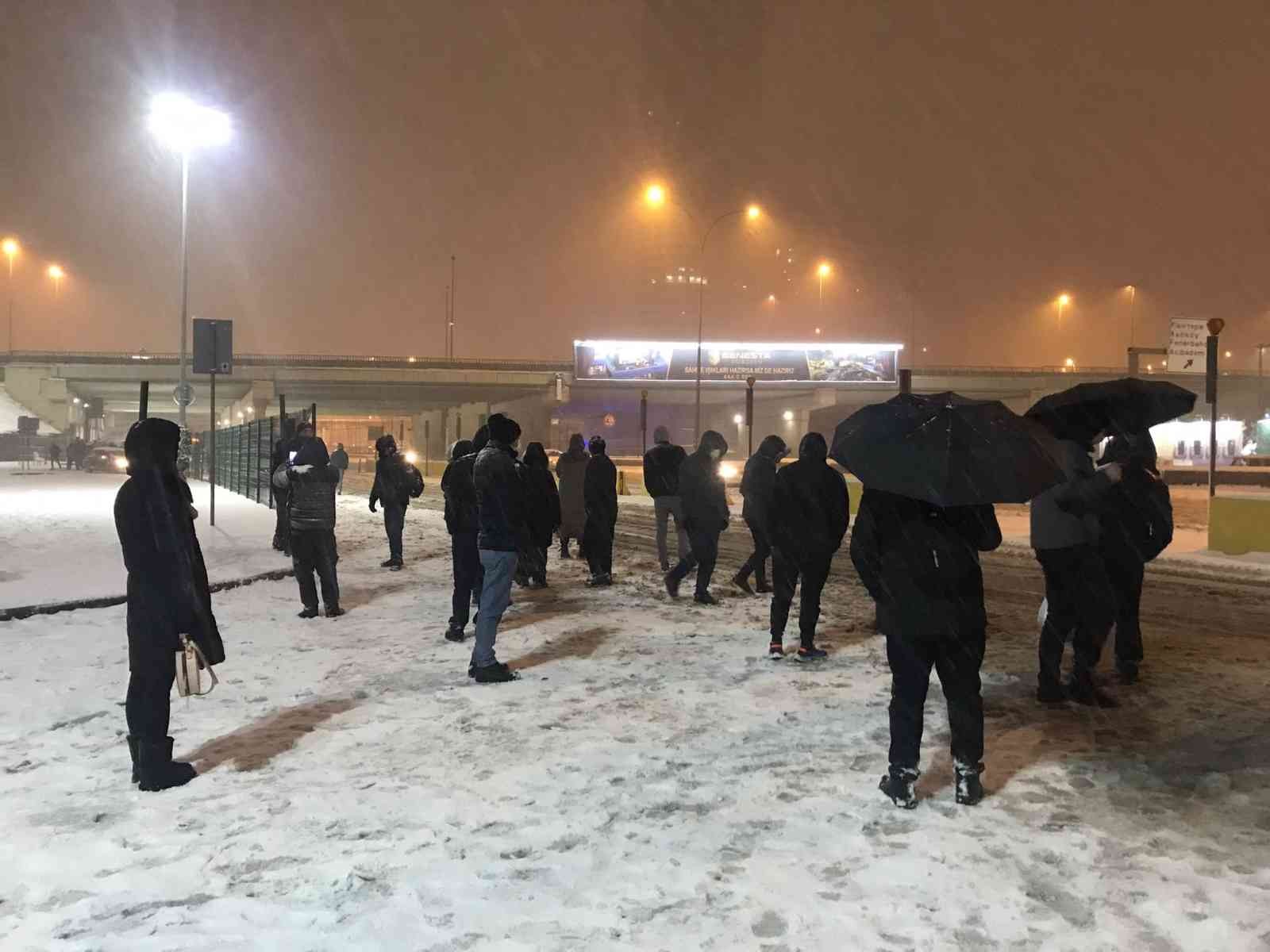 İstanbul’da kent genelinde kar yağışı etkisini attırmaya devam ediyor. Yoğun kar yağışı hayatı olumsuz etkilerken, otobüs seferlerinin aksaması ...