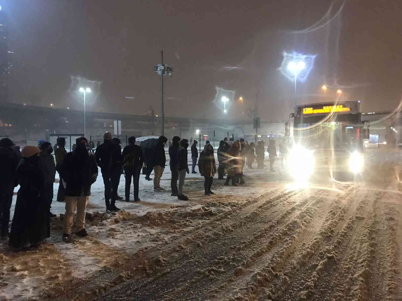 İstanbul’da kent genelinde kar yağışı etkisini attırmaya devam ediyor. Yoğun kar yağışı hayatı olumsuz etkilerken, otobüs seferlerinin aksaması ...