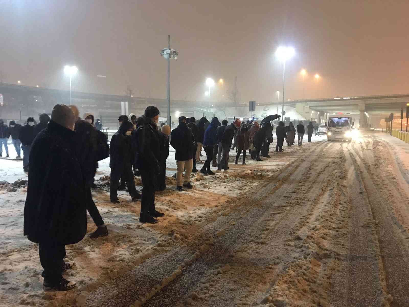 İstanbul’da kent genelinde kar yağışı etkisini attırmaya devam ediyor. Yoğun kar yağışı hayatı olumsuz etkilerken, otobüs seferlerinin aksaması ...