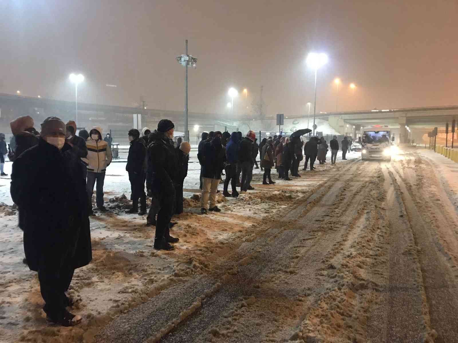 İstanbul’da kent genelinde kar yağışı etkisini attırmaya devam ediyor. Yoğun kar yağışı hayatı olumsuz etkilerken, otobüs seferlerinin aksaması ...