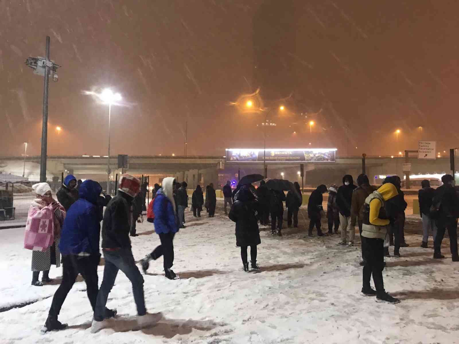 İstanbul’da kent genelinde kar yağışı etkisini attırmaya devam ediyor. Yoğun kar yağışı hayatı olumsuz etkilerken, otobüs seferlerinin aksaması ...