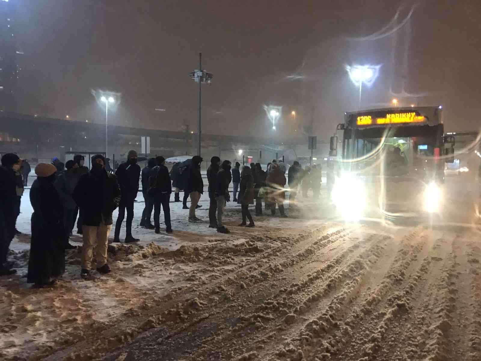 İstanbul’da kent genelinde kar yağışı etkisini attırmaya devam ediyor. Yoğun kar yağışı hayatı olumsuz etkilerken, otobüs seferlerinin aksaması ...