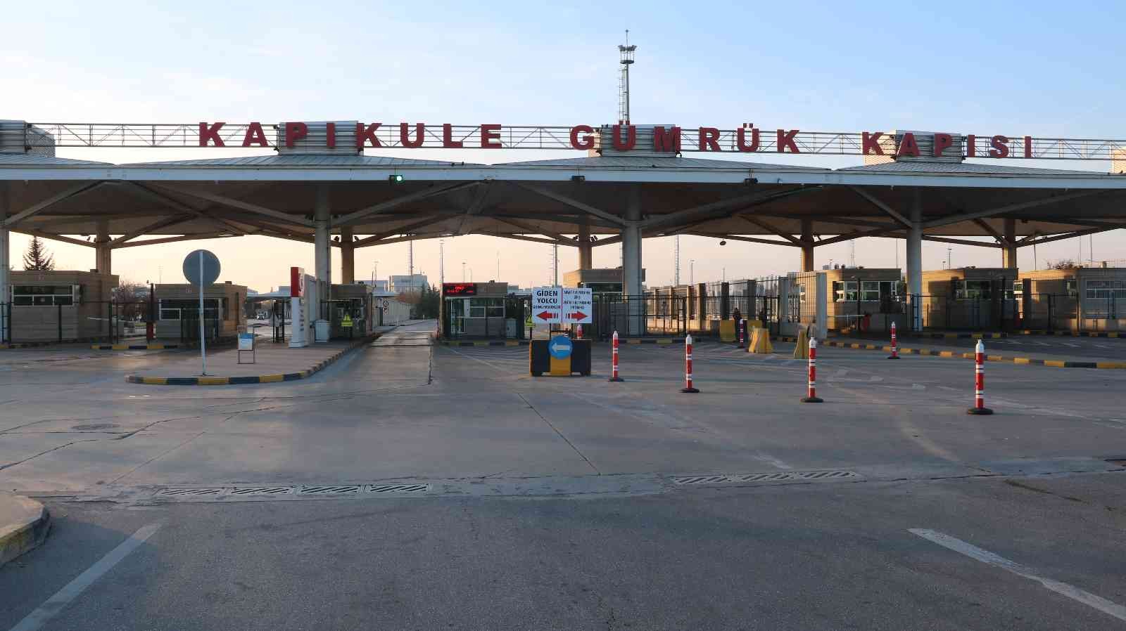 Edirne’deki Kapıkule Sınır Kapısı’nda bir tırda Erken Bizans dönemine ait 15 bin 751 adet sikke ve bronz heykel parçaları ele geçirildi. Edinilen ...