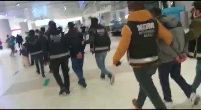 Bazı kamu görevlileriyle ortak hareket ederek terörle iltisaklı şahısları yeşil pasaportla yurtdışına çıkaran şebekeye yönelik 11 Ocak tarihinde ...