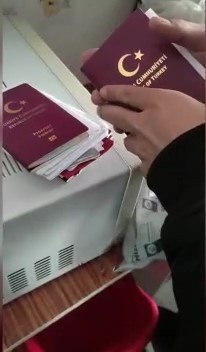 Bazı kamu görevlileriyle ortak hareket ederek terörle iltisaklı şahısları yeşil pasaportla yurtdışına çıkaran şebekeye yönelik 11 Ocak tarihinde ...