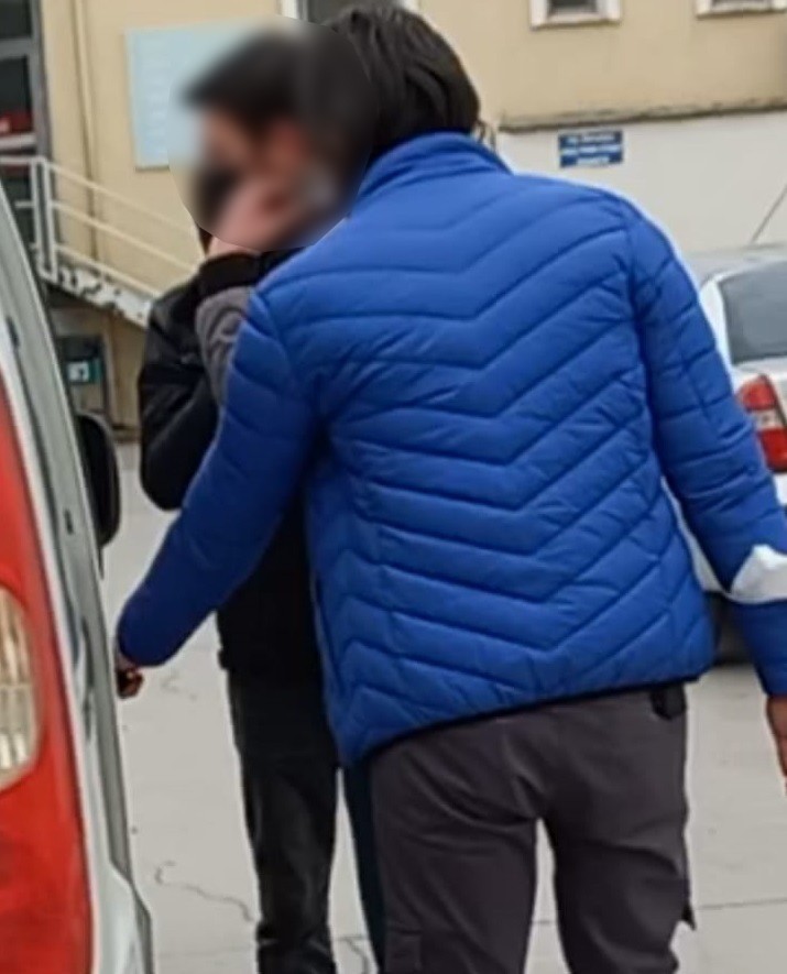 Balıkesir’in Edremit ilçesinde narkotik polisinin yaptığı operasyonda gözaltına alınan 10 kişi arasında yüz ve çene nakli yapılan Recep Sert’in ...