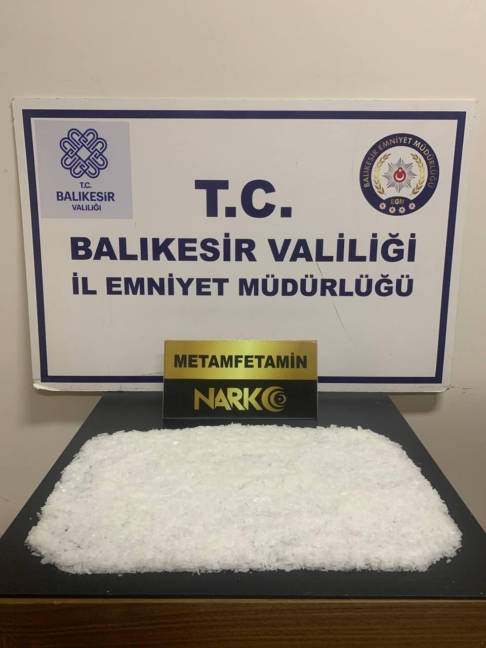 Balıkesir’in Edremit ilçesinde narkotik polisinin yaptığı operasyonda gözaltına alınan 10 kişi arasında yüz ve çene nakli yapılan Recep Sert’in ...