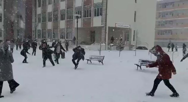 Tekirdağ’ın Çerkezköy ilçesinde kar tatilini duyan yüzlerce öğrenci, bir anda bahçeye inerek müzik eşliğinde halay çekerken, kimi öğrenciler ise ...