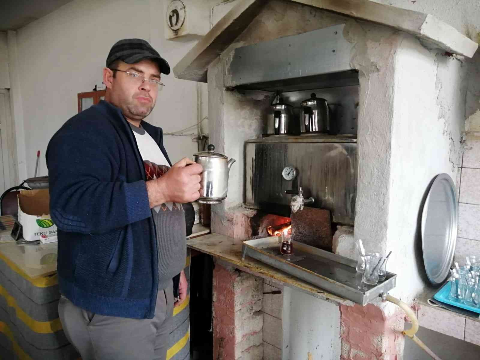 Çanakkale’nin Biga ilçesine bağlı Bahçeli köyünde köy kahvehanesi işleten Birol Cambaz, çay kazanında odun ateşi kullanmaya başladı. Çanakkale ...