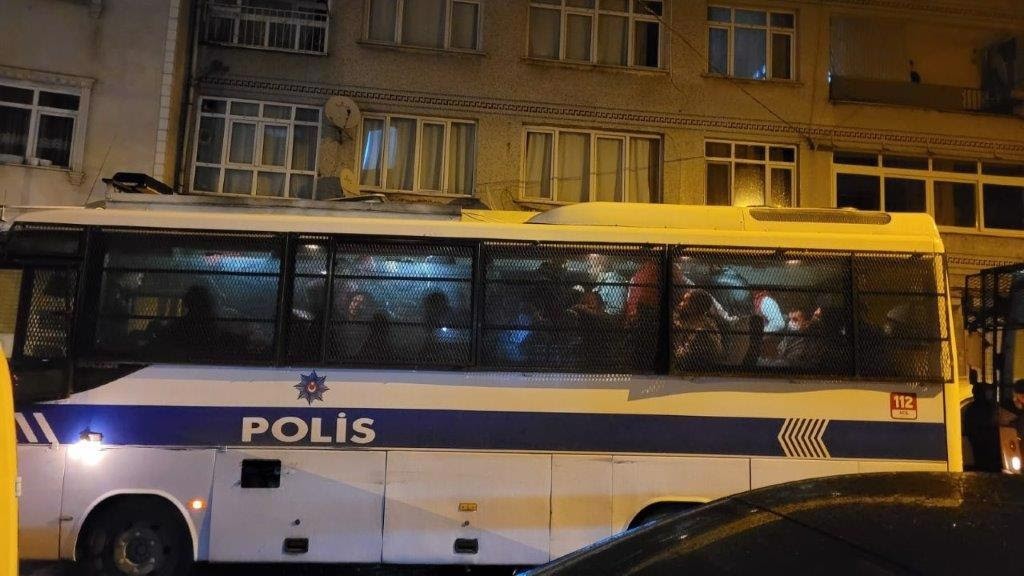 Zeytinburnu İlçe Emniyet Müdürlüğü ekipleri tarafından son 3 ayda yürütülen operasyonlarda 26 dairede yaşayan 105 kaçak göçmen yakalandı ...