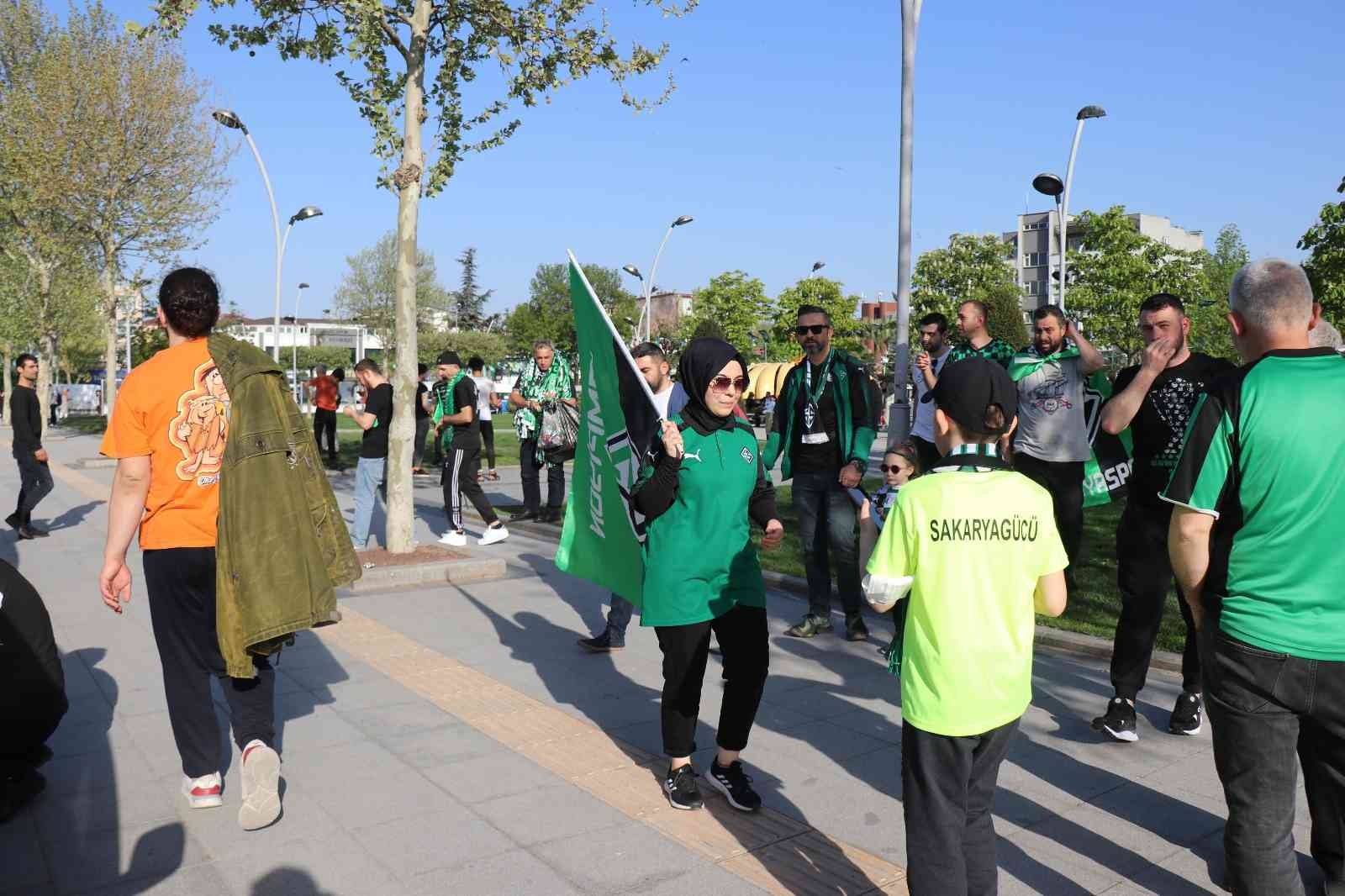 Sakaryaspor, ligin bitmesine 2 maç kala Serik Belediyespor’u 2-1 mağlup ederek şampiyonluğu garantilerken şehirde de bayram havası oluştu ...