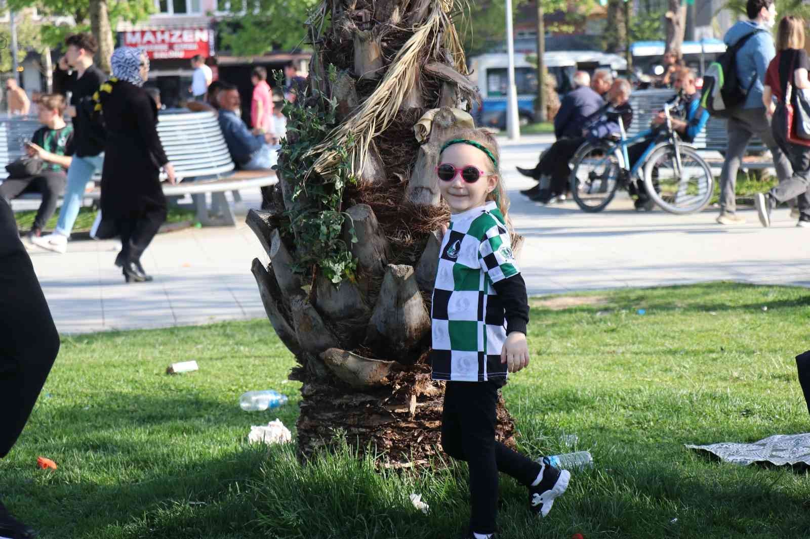 Sakaryaspor, ligin bitmesine 2 maç kala Serik Belediyespor’u 2-1 mağlup ederek şampiyonluğu garantilerken şehirde de bayram havası oluştu ...