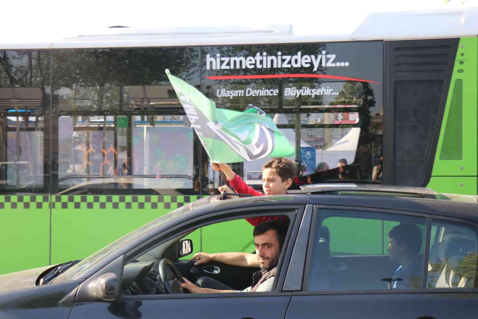 Sakaryaspor, ligin bitmesine 2 maç kala Serik Belediyespor’u 2-1 mağlup ederek şampiyonluğu garantilerken şehirde de bayram havası oluştu ...