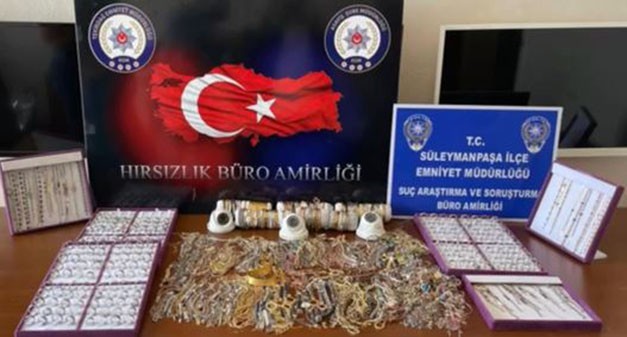 Tekirdağ’ın Süleymanpaşa ilçesinde işyerinden 150 bin lira değerindeki takıları çalan hırsızlar, sopalarla kendilerini görüntüleyen güvenlik ...