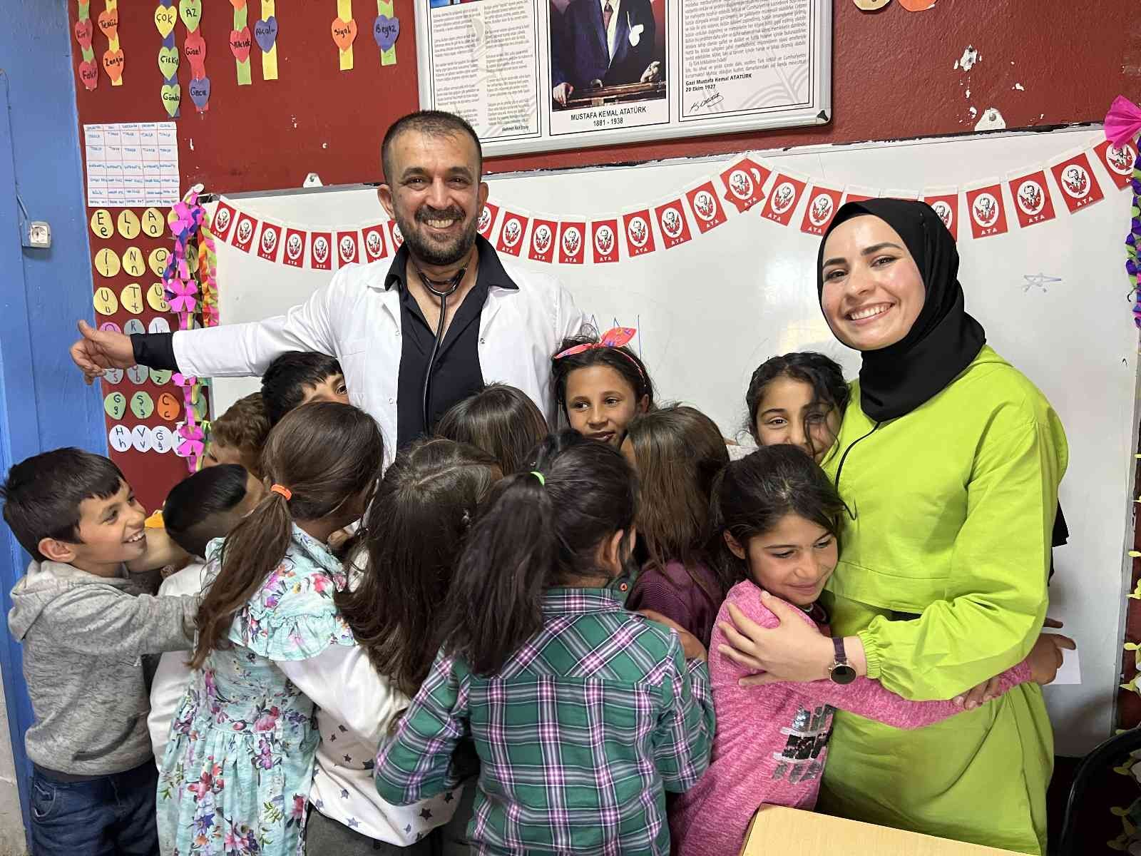 Şanlıurfa’nın Siverek köyündeki bir ilkokul öğretmeni, sosyal medyadan tanıdığı Bursalı ciğerciden yardım istedi. İlkokuldaki öğrencilere sürpriz ...