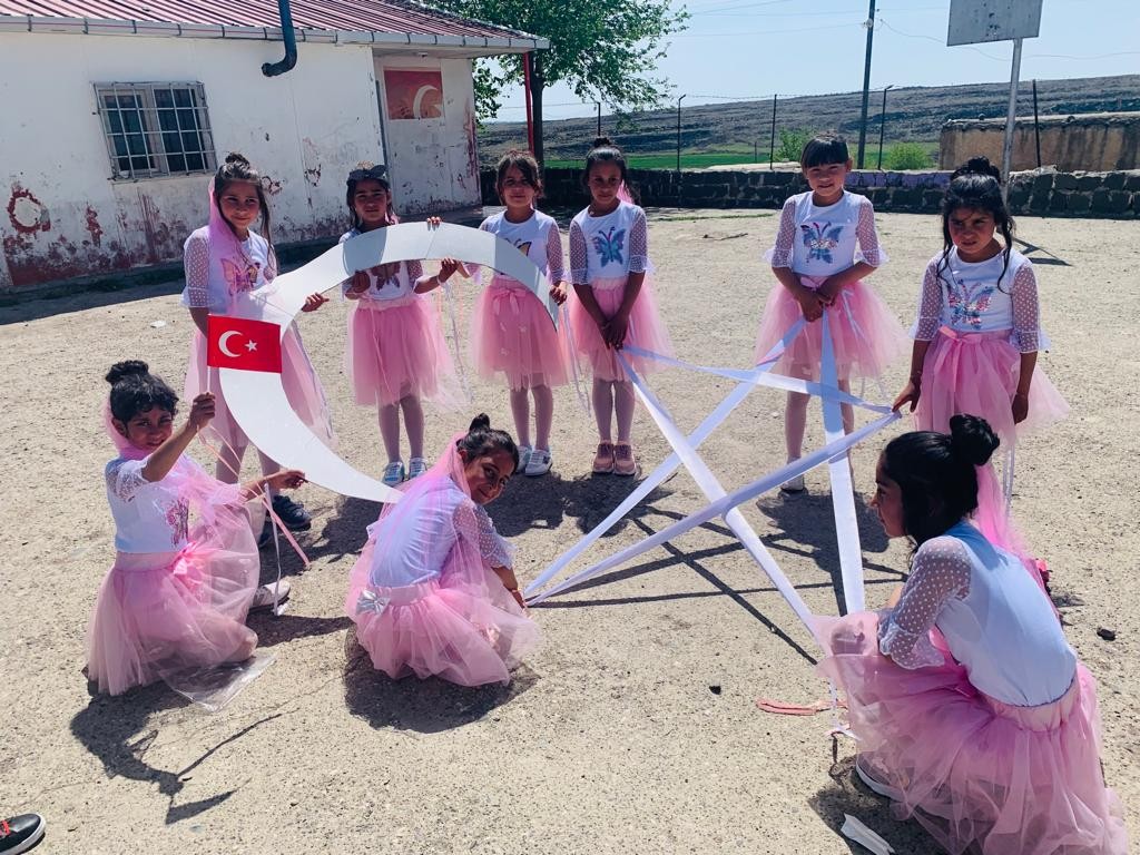 Şanlıurfa’nın Siverek köyündeki bir ilkokul öğretmeni, sosyal medyadan tanıdığı Bursalı ciğerciden yardım istedi. İlkokuldaki öğrencilere sürpriz ...