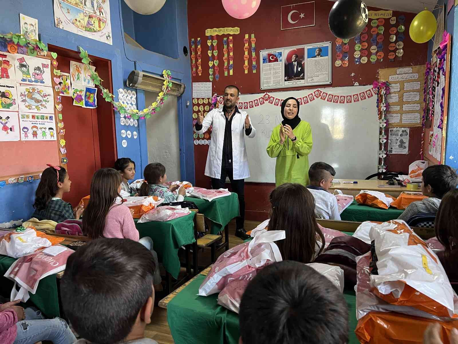 Şanlıurfa’nın Siverek köyündeki bir ilkokul öğretmeni, sosyal medyadan tanıdığı Bursalı ciğerciden yardım istedi. İlkokuldaki öğrencilere sürpriz ...